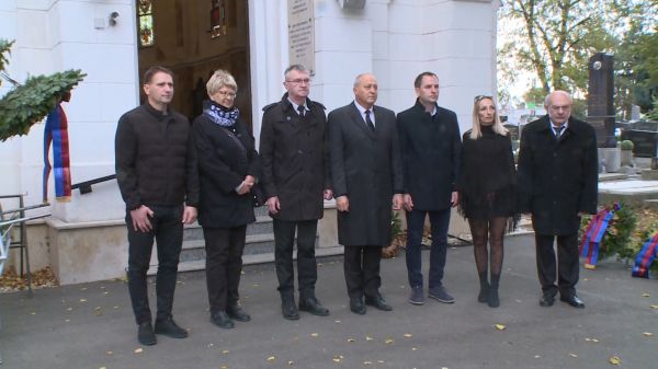 Halottak napi koszorúzás a Szent Kereszt temetőben Kapuváron