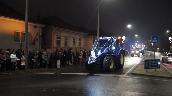 Fénytraktorok felvonulása Csornán