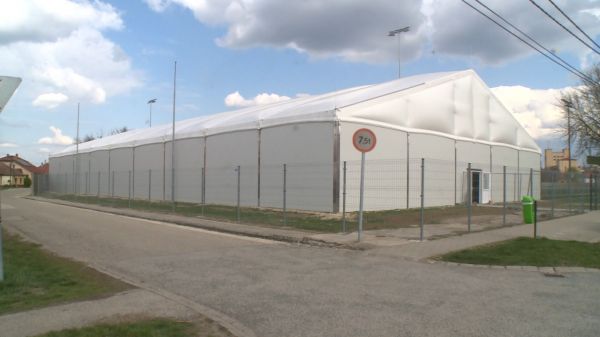  Sátorral fedték le a műfüves pályát a CSSE-nél