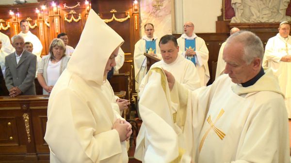Dr. Várszegi Asztrik bencés püspök diakónusokat szentelt fel a csornai premontrei prépostsági templomban