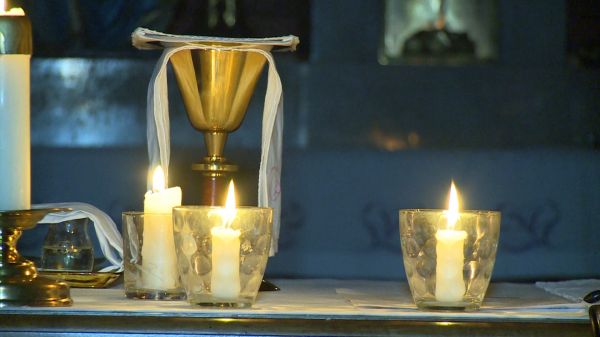 Hajnali szentmise a csornai premontrei templomban. Közeleg a karácsony.