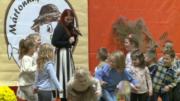 Stipkovits Vivien énekelt a beledi sportcsarnokban