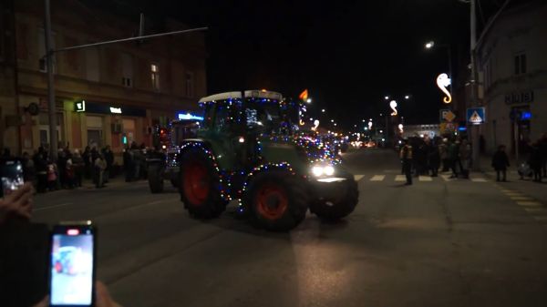 Fénytraktoros felvonulás december 7-én Csornán