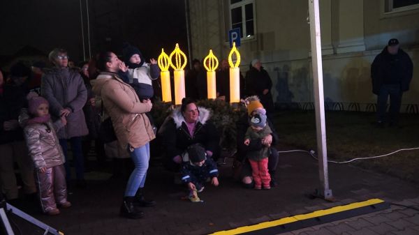 Meggyújtották az adventi koszorú negyedik gyertyáját